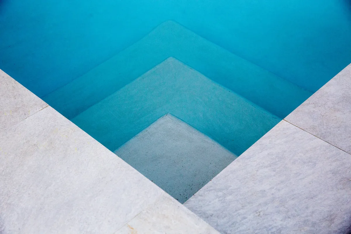 Angular underwater pool entry steps