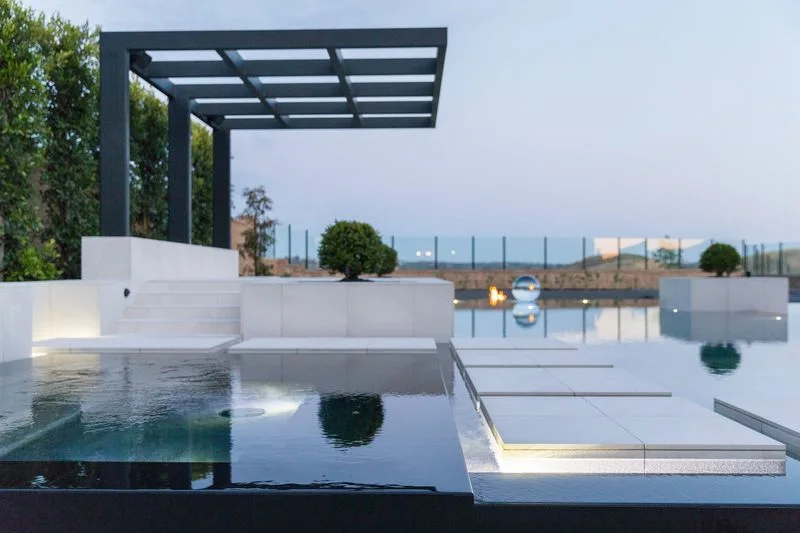 Raised spa and modern cantilevered pergola