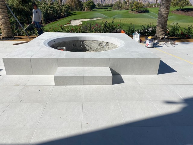 Square tiled spa surround with aligned deck joints