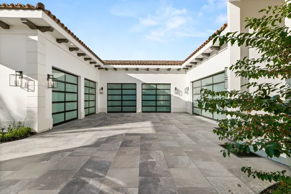 Stone paved garage motor court in La Quinta